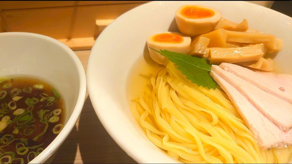 【TRYラーメン大賞2021-2022 
新店・しょうゆ部門 5位】 
支那蕎麦 澤田 
昆布水つけ麺 (濃口醤油、1,000円) 
＋メンマ (250円) 
＠新宿御苑前3分 
(JR新宿駅から徒歩17分)
23216 (228,564)
